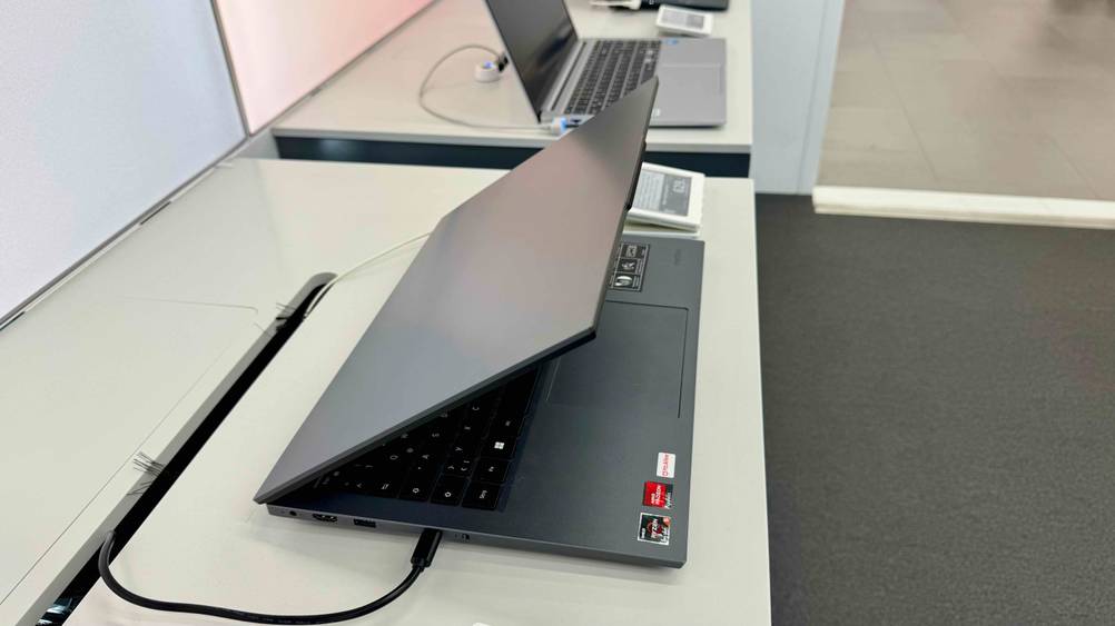 Der getestete Medion-Laptop steht leicht zugeklappt in einem Geschäft.