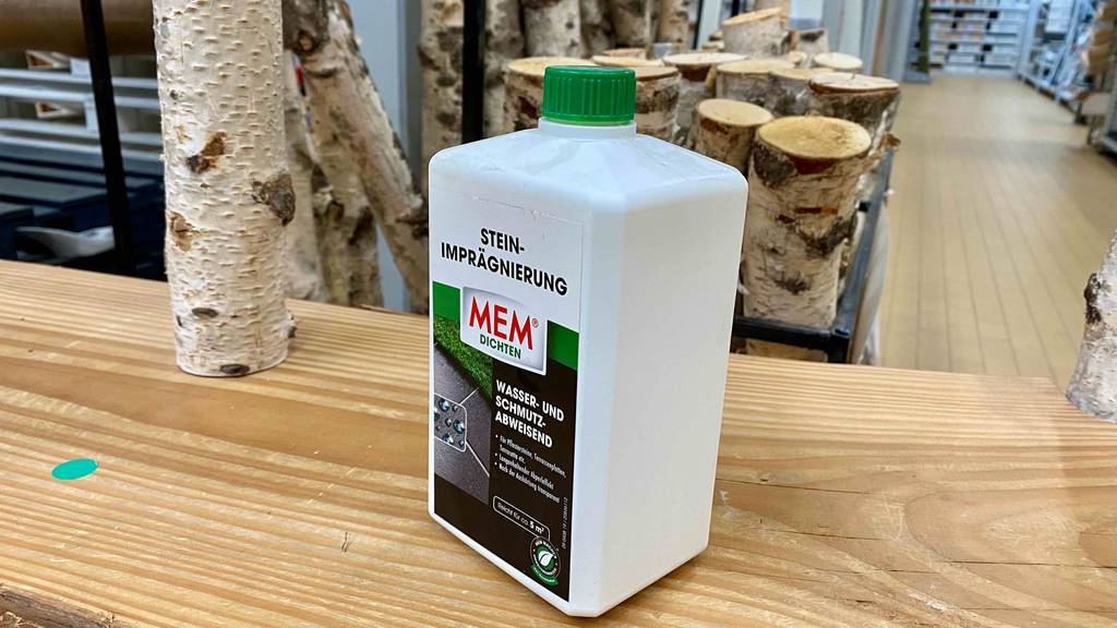 Stein-Imprägnierung im Test: eine Stein-Imprägnierung steht auf einem Holz in einem Geschäft.