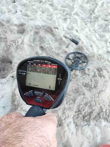 Metalldetektor-Test: Das Display eines Dr.-Ötek-Metalldetektors im Einsatz.