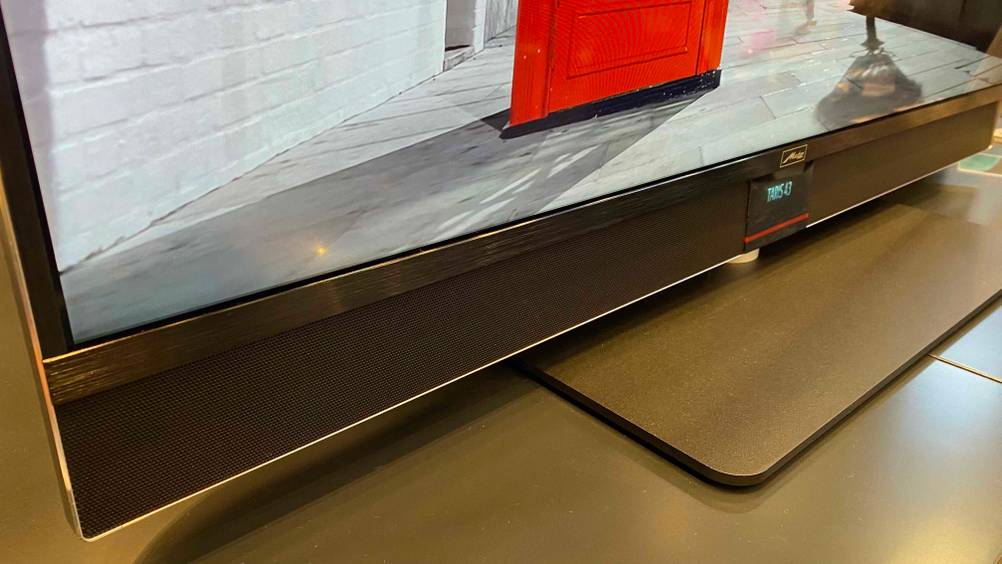Detailansicht des Standfußes eines 43-Zoll-Fernsehers.