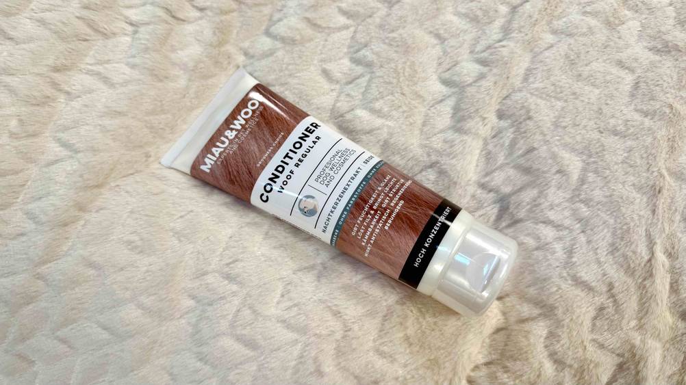 Der Hunde-Conditioner, welcher getestet wurde liegt auf einer hellen Decke.