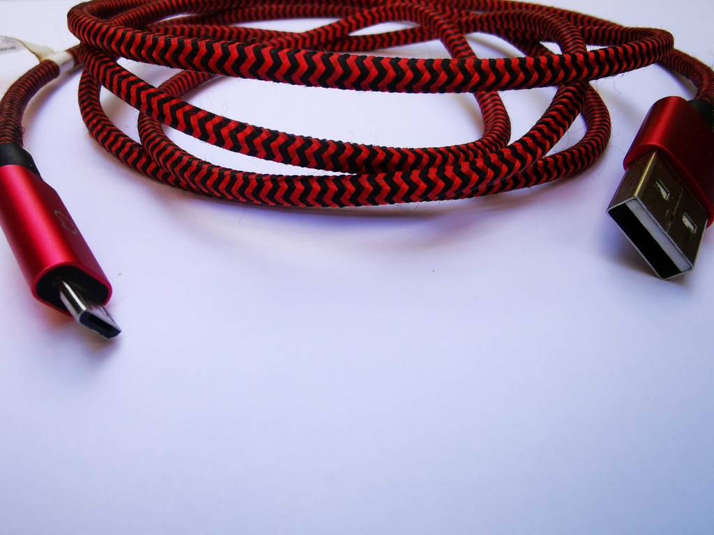 Micro-USB-Kabel getestet: Nahaufnahme der unterschiedlichen USB-Stecker an den Kabelenden.
