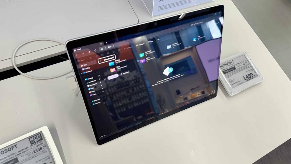 Das getestete Microsoft Surface, im eingeschalteten Zustand, neben dem Preisschild ersichtlich.