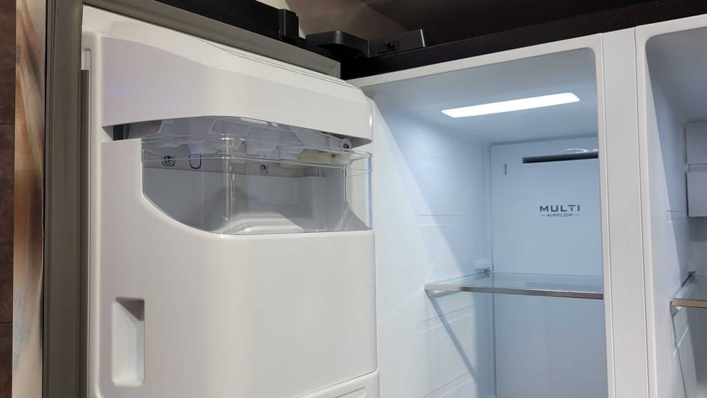 Side-by-Side-Kühlschrank im Test: Innenraum mit Ablagen und geschlossenem Eiswürfelfach.