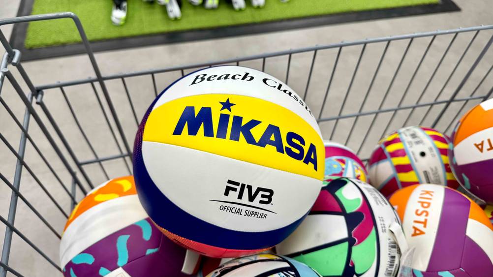 Mikasa-Beachvolleyball-Test: Der Beachvolleyball liegt in einem großen Korb auf anderen Bällen.