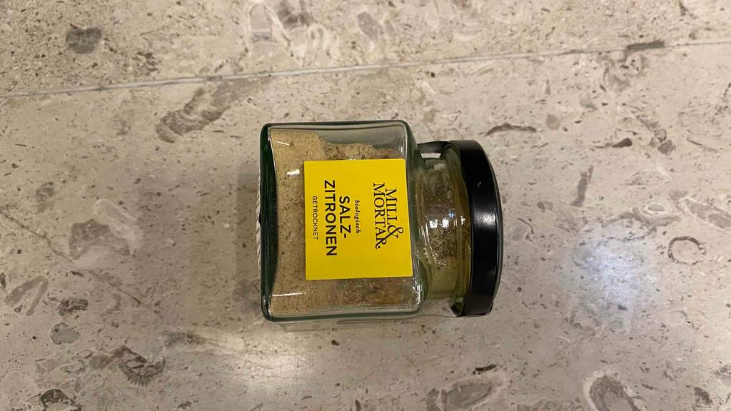 Salzzitronen getestet: Ein Glas horizontal auf einer Steinfläche.