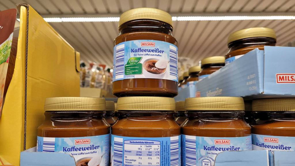 Kaffeeweißer getestet: Mehrere Kaffeeweißer stehen nebeineinander im Regal