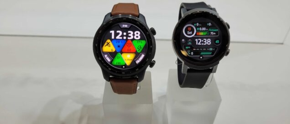 Smartwatch im Test: Zwei Smartwatches nebeneinander auf Ständern auf einer hellen Oberfläche.