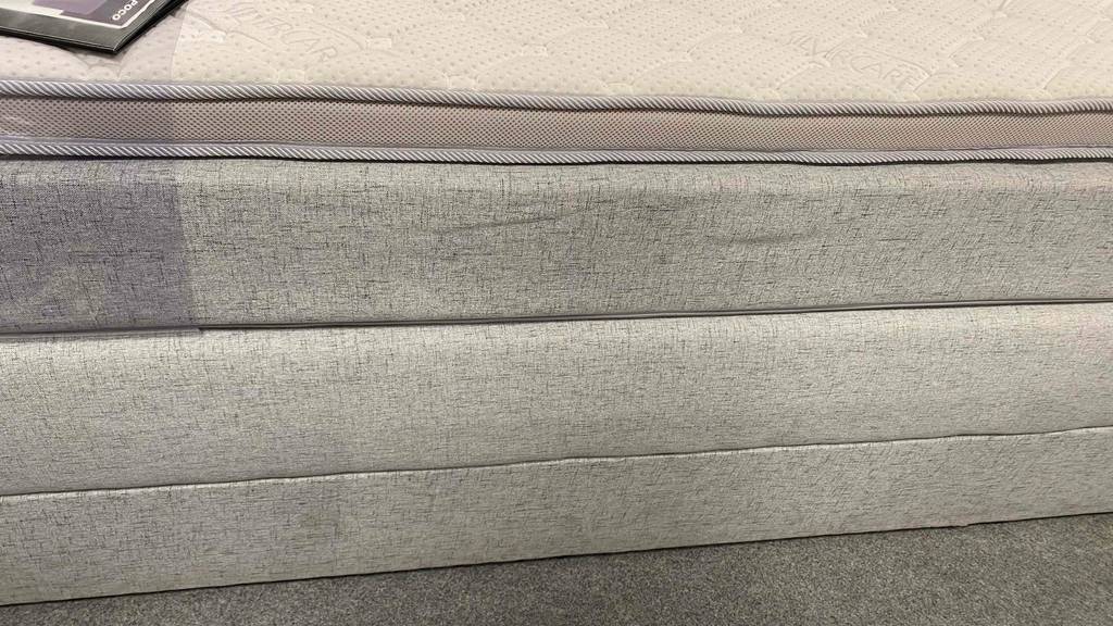 Eine getestete Boxspringbett-120x200: Der Bettrahmen von der Seite eines Boxspringbettes.