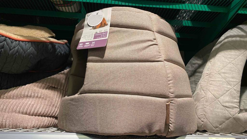 Die getestete Hundehöhle der Marke More steht auf einem Regal.