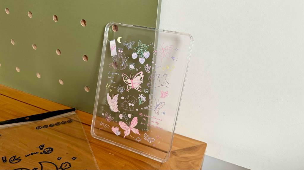 iPad-Air-4-Hülle im Test: eine aufgestellte iPad-Air-4-Hülle mit einem floralen Design steht auf einer Holzfläche.