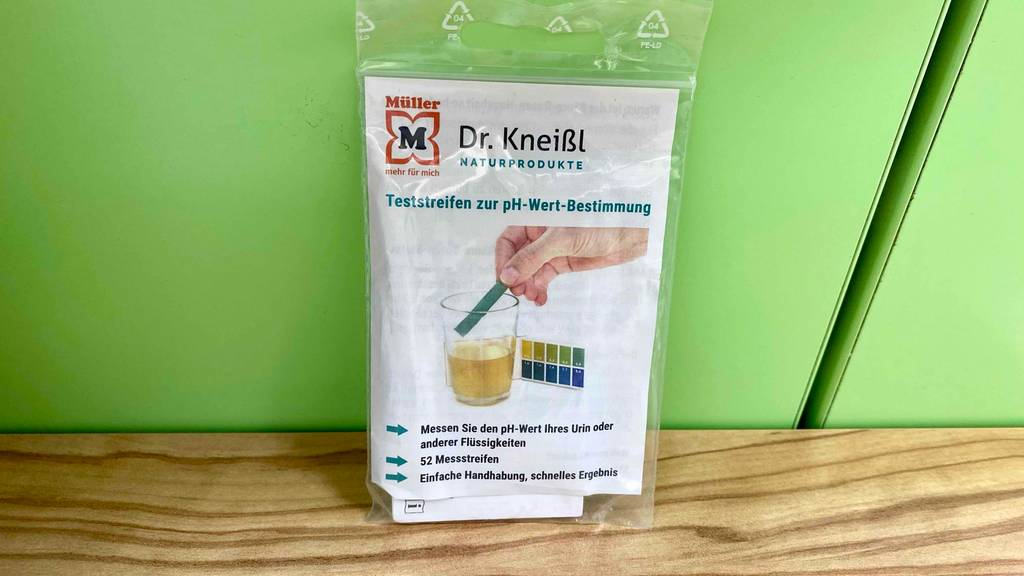 pH-Teststreifen getestet: eine Packung pH-Teststreifen mit 52 Teststreifen enthalten ist an einem grünen Hintergrund angelehnt.