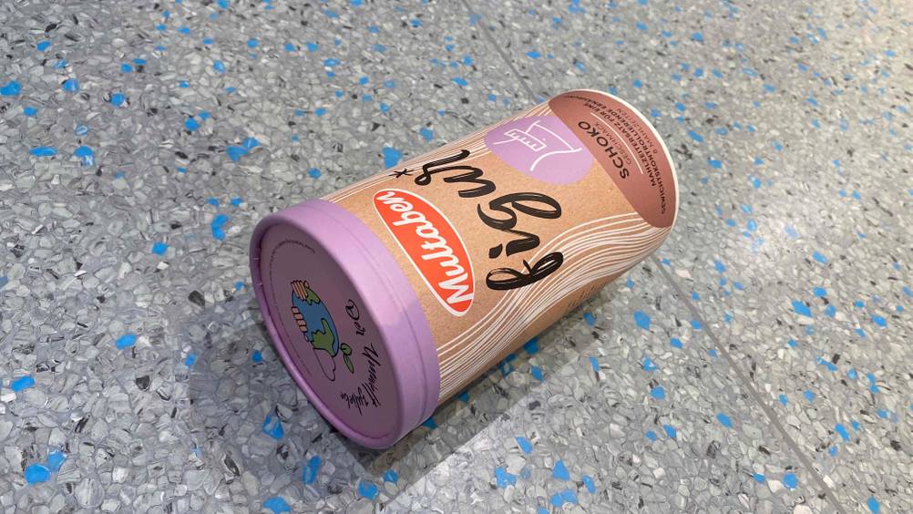 Auf einem Fließenboden liegt eine Packung getestetes Eiweißpulver quer