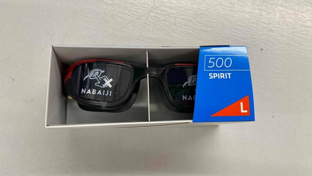 Schwimmbrille im Test: Eine Brille in ihrer Originalverpackung auf heller Oberfläche