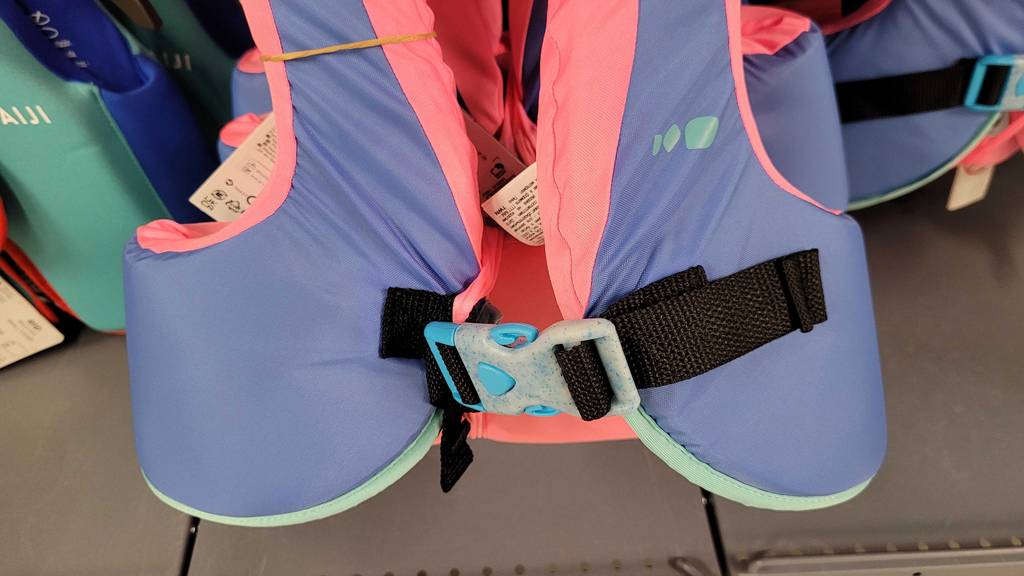 Der Verschluss der getesteten Schwimmweste im Fokus.