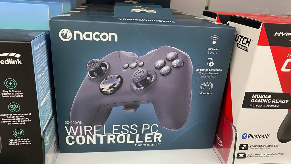 Gamepad von nacon getestet: Ein verpacktes Pad im Regal neben anderen Produkten.