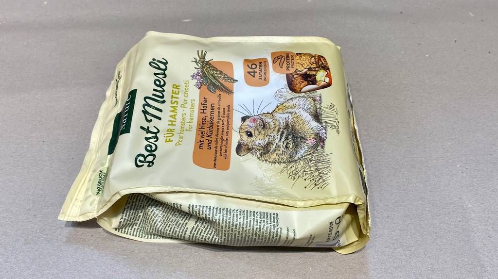 Hamsterfutter getestet: Eine Packung schräg oben auf Fließenboden