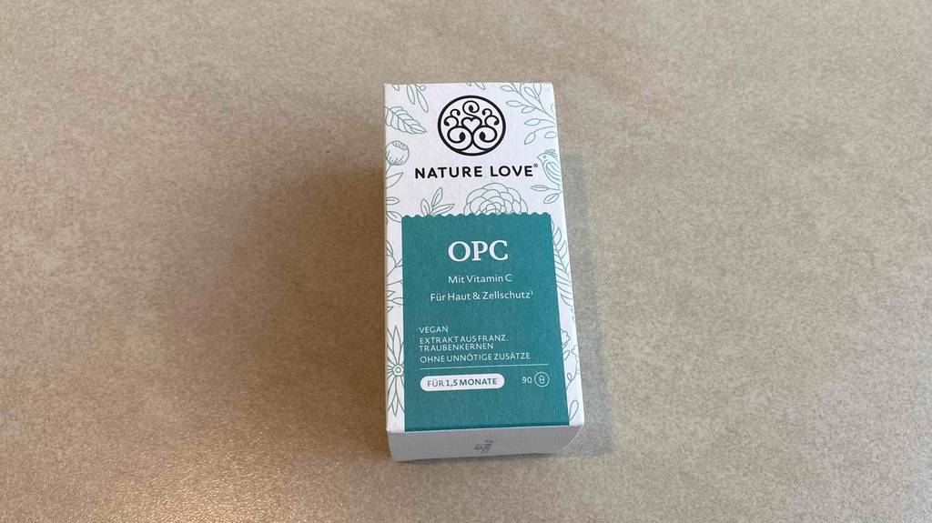 OPC -Test: Verpackung von OPC mit Hinweis zur Ergiebigkeit und anderen Informationen zum Produkt liegt am Boden.