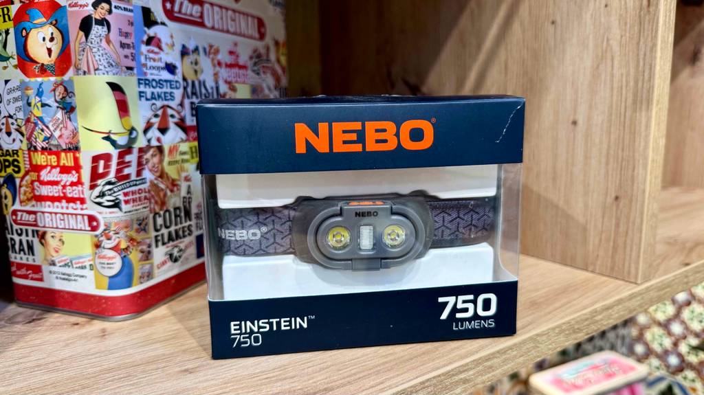 Akku-Stirnlampen im Test: Ein Modell der Marke NEBO mit 750 Lumens befindet sich eingepackt neben einer bunten Box.