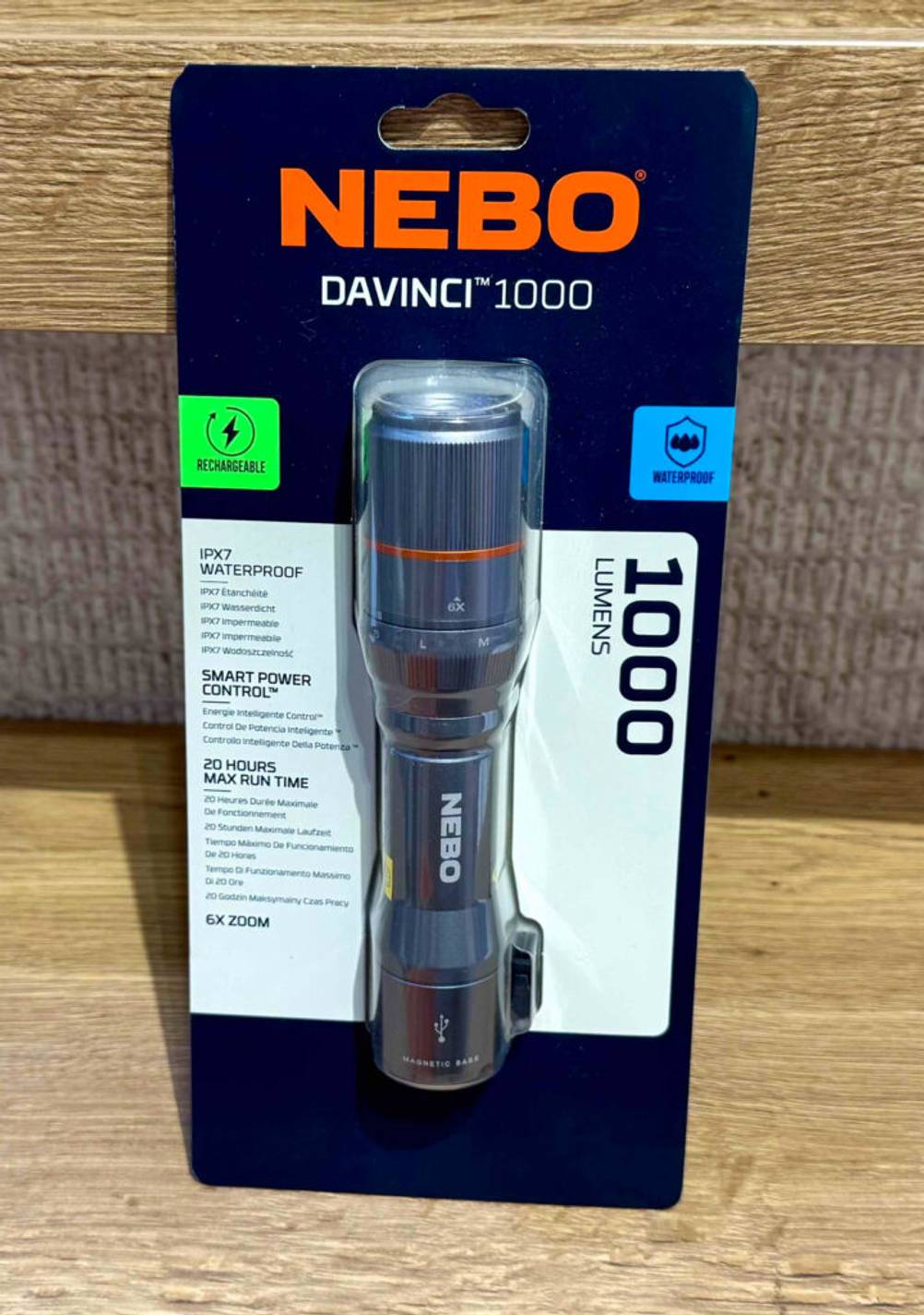 Nahaufnahme der Verpackung inklusive der getesteten Taschenlampe 1000 Lumen.