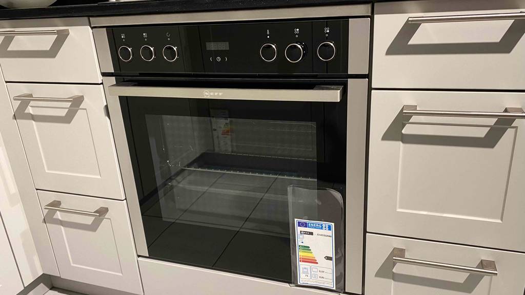 Ein Neff-Backofen von vorne mit geschlossener Klappe im Test.