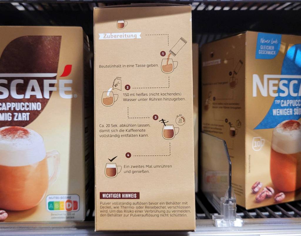 Seitenperspektive der Verpackung eines getesteten Instant-Cappuccinos.