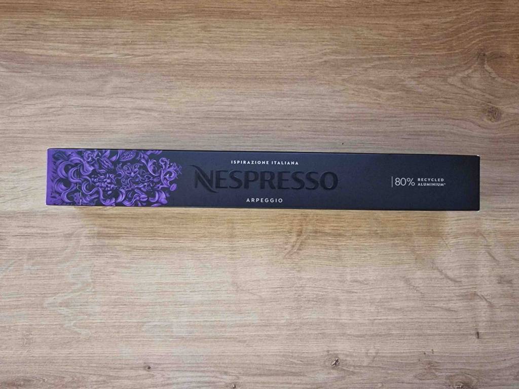 Eine Packung der getesteten Nespressso-Kapseln liegt auf einer Holzoberfläche