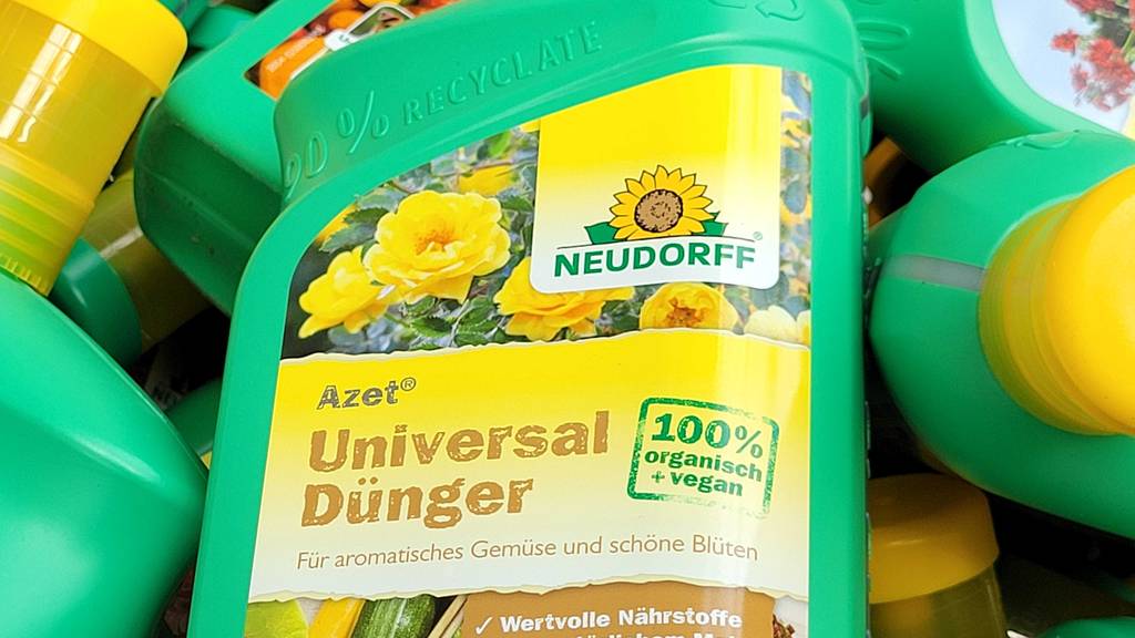Oberer Teil des Flaschenkörpers im Fokus des getesteten Universaldüngers.