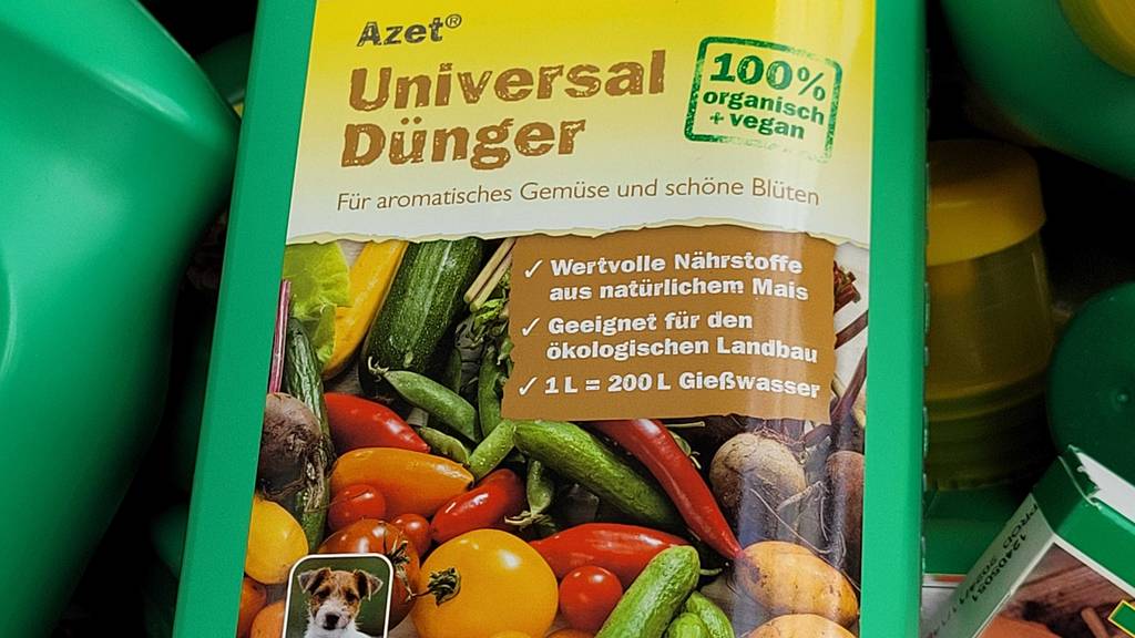 Nahaufnahme der Flasche des getesteten Universaldüngers mit einem Inhalt von 1 Liter.