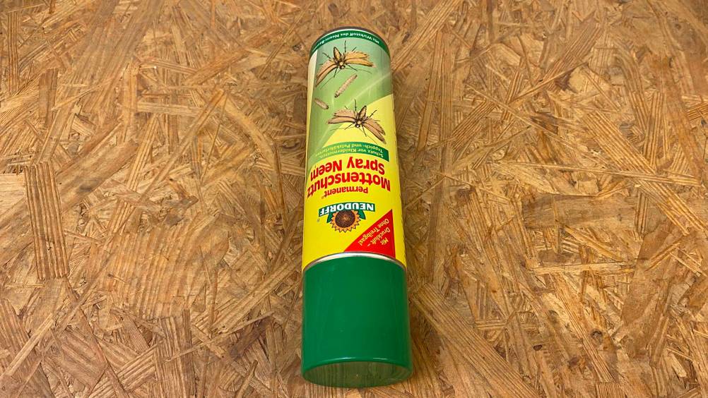 Mottenspray getestet: Eine Dose liegt auf einer Holzoberfläche