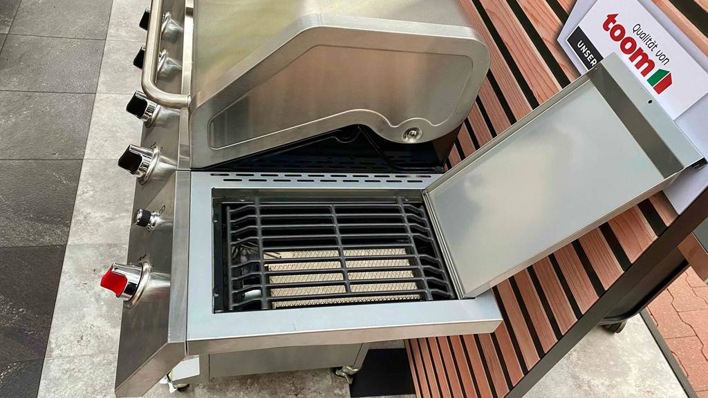 rechtes Heizelement eines getesteten Edelstahl-Gasgrills.