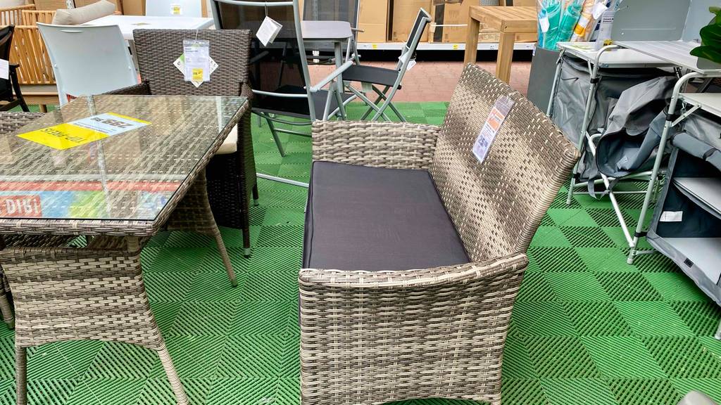 Die Bank eines getesteten Lounge-Möbel-Sets im Fokus.