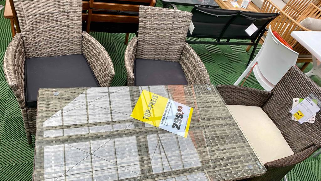 Lounge-Möbel-Set getestet: Drei Sesseln und der Tisch mit Preisschild darauf von oben ersichtlich.