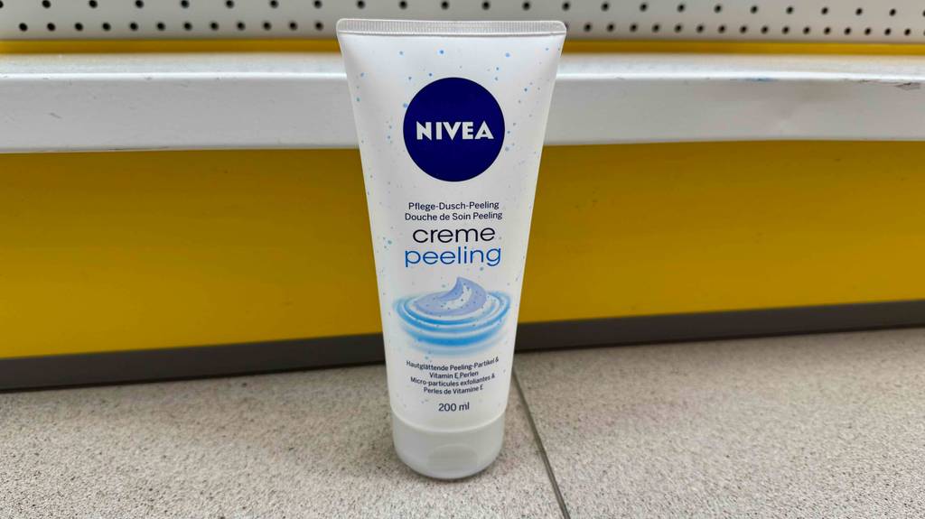 Test: Eine Tube Duschpeeling von Nivea steht vor einem Regal.