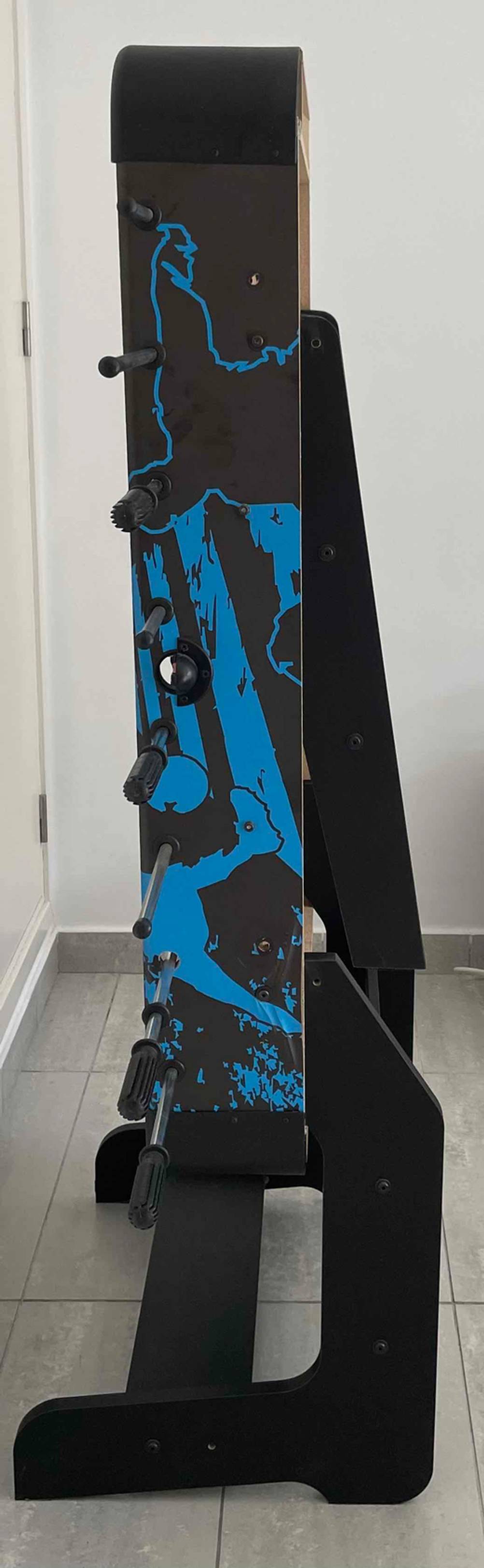 Im Test: Ein zusammengeklappter Tischkicker von der Seite.