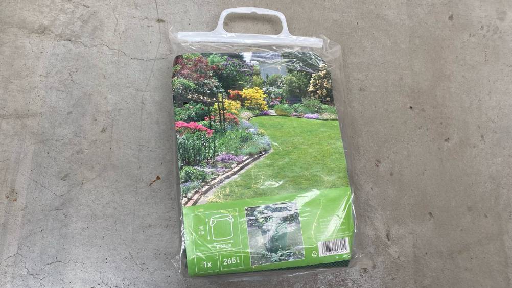 Auf einem Betonboden liegt ein getesteter Gartenabfallsack verpackt.