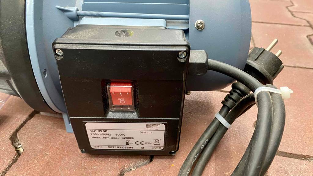 Gartenpumpe im Test: An- und Ausschalter einer Gartenpumpe der Marke Obi