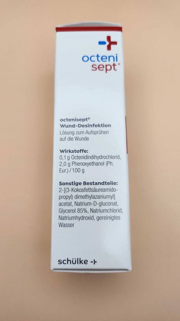 Die Verpackung des getesteten Wunddesinfektionsmittels, mit Blick auf die Inhaltsstoffe.