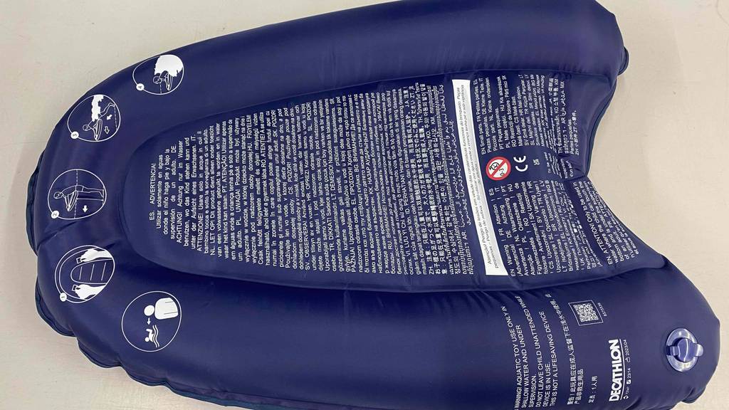 Bodyboard im Test: Unterseite eines Bodyboards auf einer hellen Oberfläche