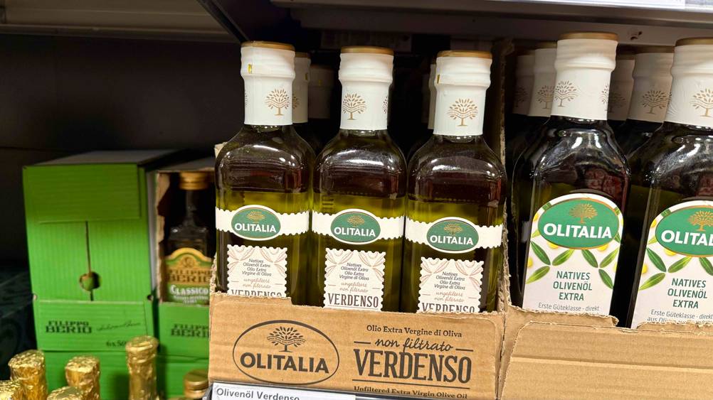 ungefiltertes Olivenöl im Test: mehrere Flaschen des Olivenöls stehen in einem Regal.