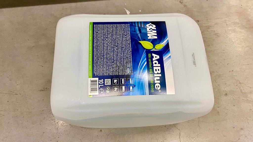 AdBlue getestet: Nahaufnahme des Labels eines Kanisters.