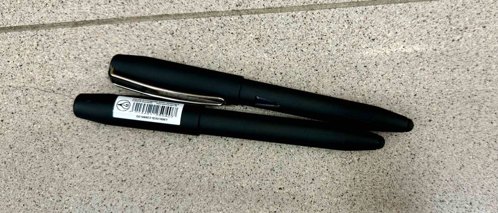 Kolbenfüller-Test: Zwei schwarze Kolbenfüller liegen nebeneinander auf grauem Untergrund.