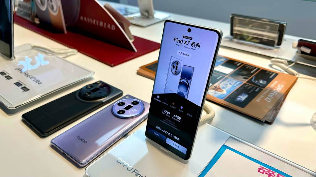 Ein getesteten Oppo-Handy ist in einem Geschäft ausgestellt