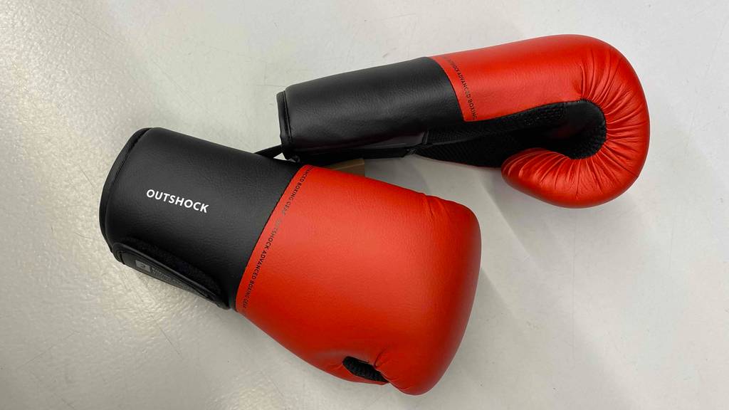 Boxhandschuhe im Test: Zwei Boxhandschuhe nebeneinander auf einer hellen Oberfläche