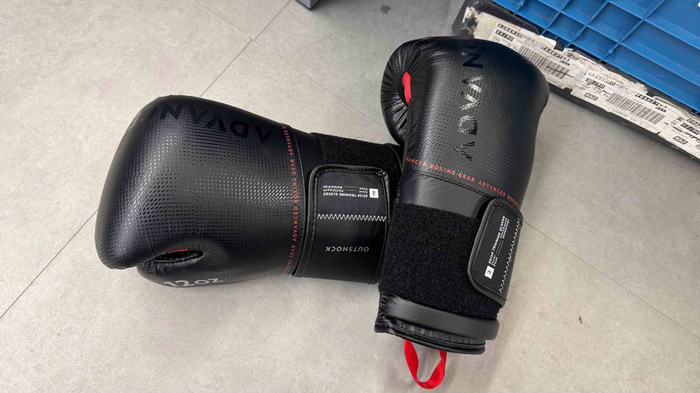 Die getesteten Boxhandschuhe in 12 oz liegen aufeinander auf einem Boden.