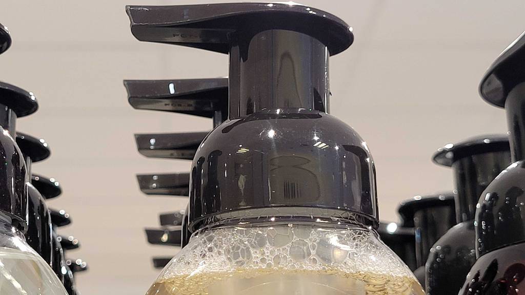 Der Pumpspender der getesteten Schaumseife im Fokus.