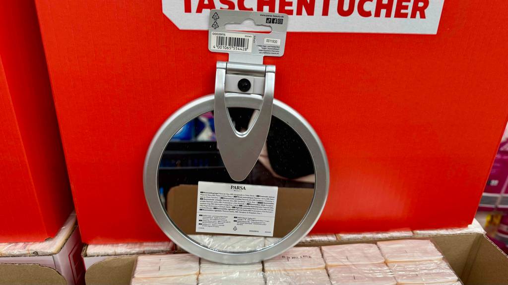 Test: Ein Kosmetikspiegel von Parsa lehnt an einem Karton.