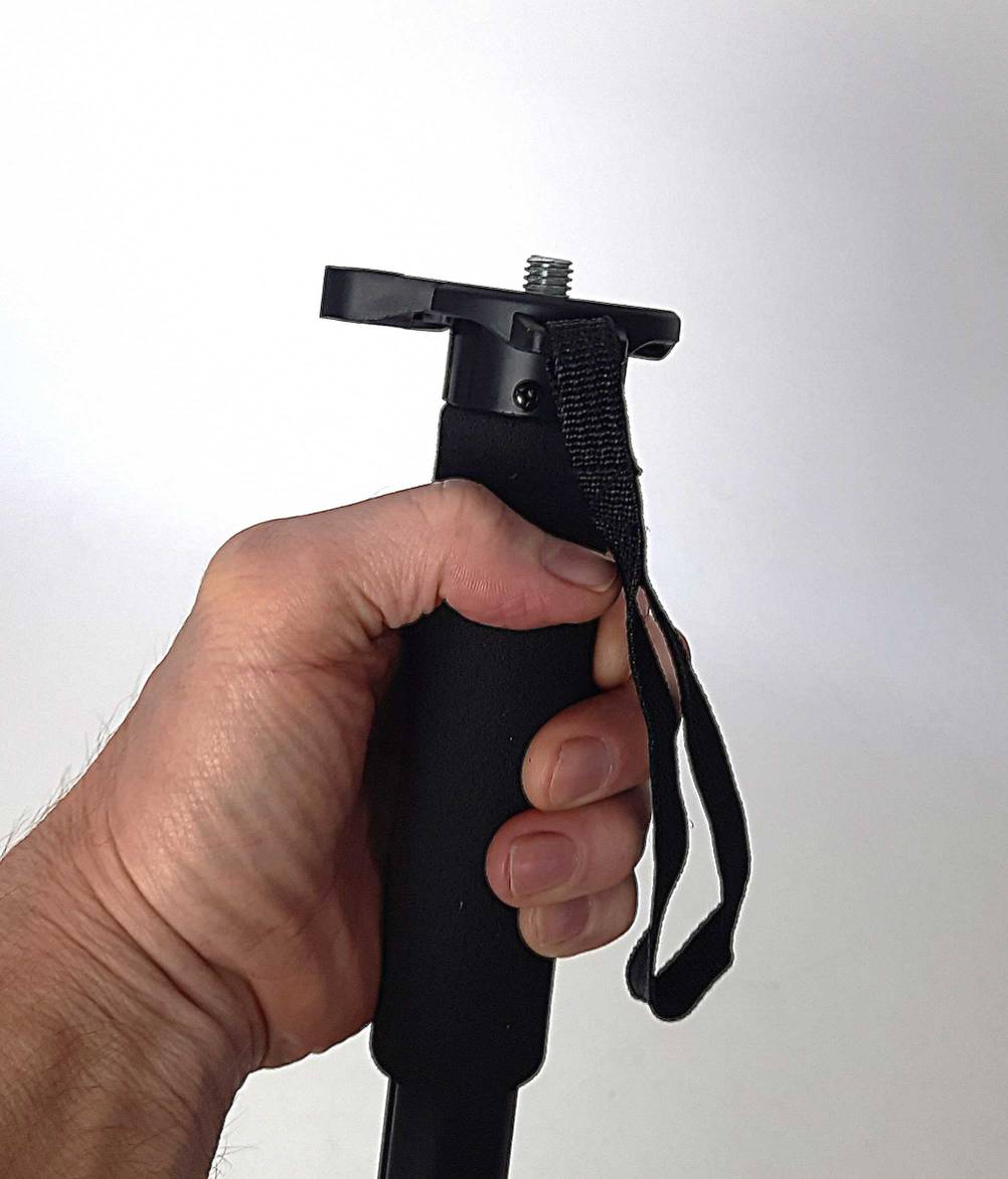 Das getestete GoPro-Stativ wird in der Han gehalten.