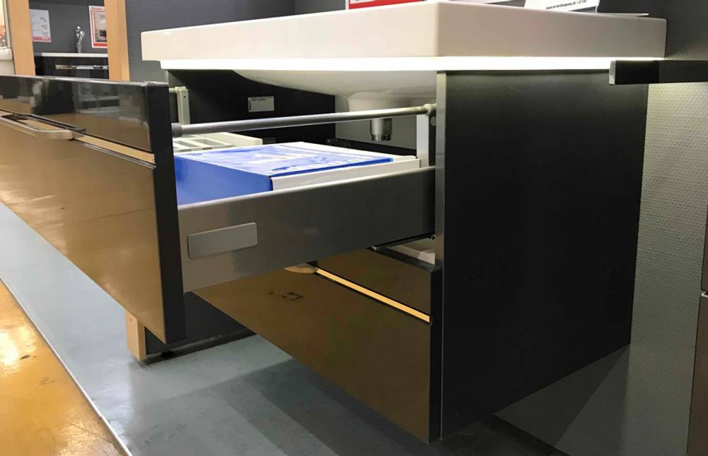 Waschbecken mit Unterschrank getestet: Ein Unterschrank mit geöffnerter Schublade von der Seite.