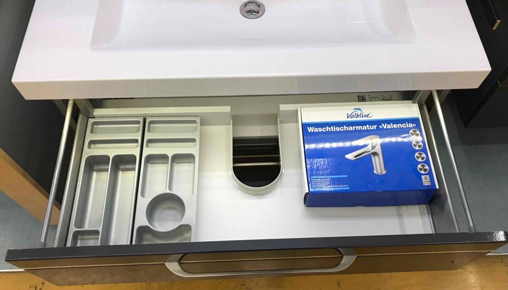 Im Test: Ein Waschbecken mit Unterschrank von oben mit geöffneter Schublade.